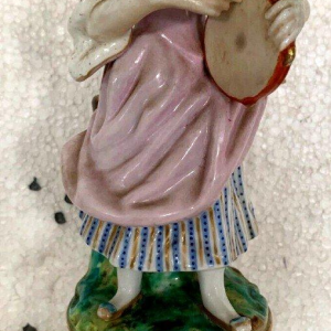 Paire de tulipiers "Jeunes femmes au tambourin" en porcelaine polychrome, XX siècle
