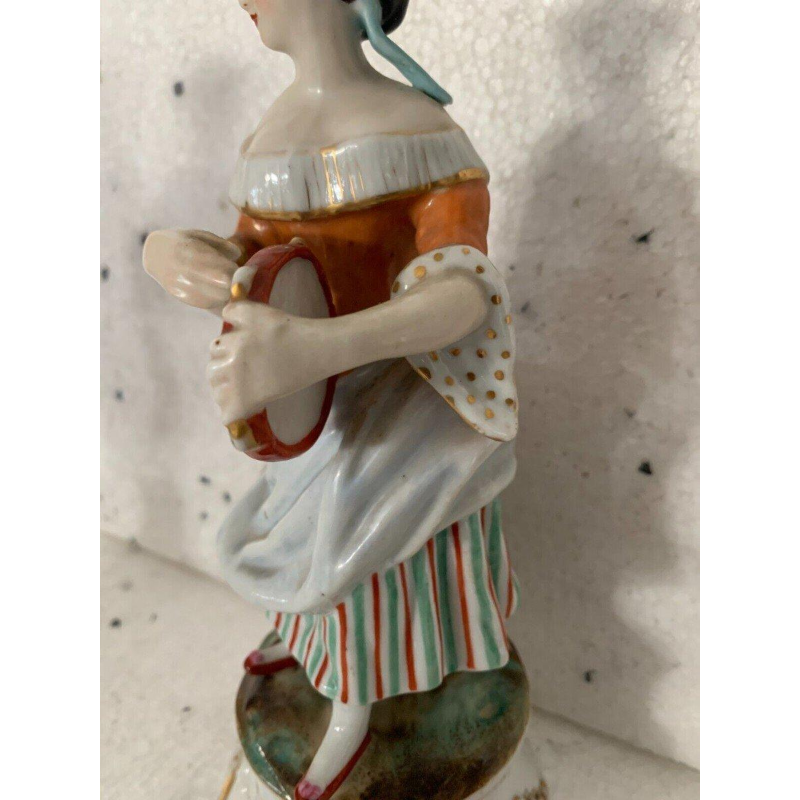 Paire de tulipiers "Jeunes femmes au tambourin" en porcelaine polychrome, XX siècle
