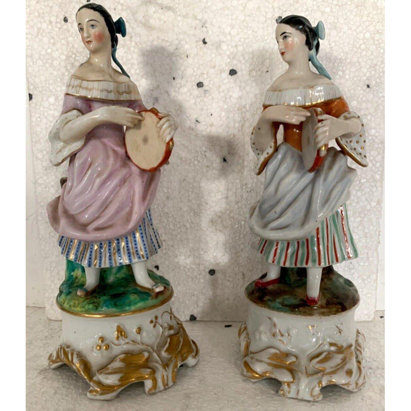 Paire de tulipiers "Jeunes femmes au tambourin" en porcelaine polychrome, XX siècle