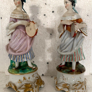 Paire de tulipiers "Jeunes femmes au tambourin" en porcelaine polychrome, XX siècle