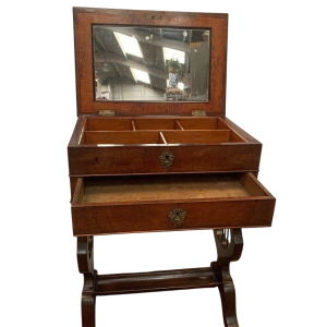 Werktafel van walnoothout en walnootfineer uit de tijd van Napoleon III, 19e eeuw.