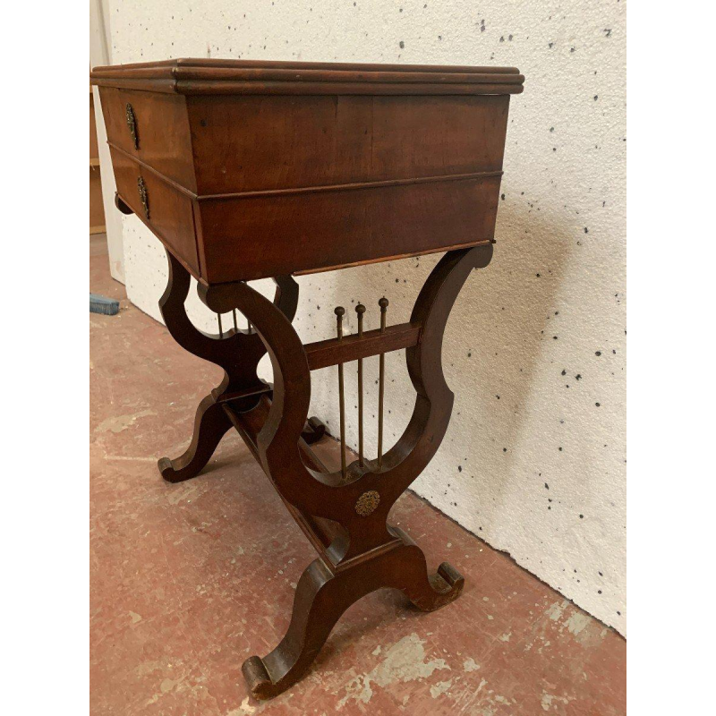 Werktafel van walnoothout en walnootfineer uit de tijd van Napoleon III, 19e eeuw.