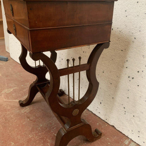 Werktafel van walnoothout en walnootfineer uit de tijd van Napoleon III, 19e eeuw.