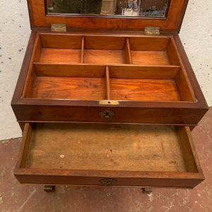 Werktafel van walnoothout en walnootfineer uit de tijd van Napoleon III, 19e eeuw.