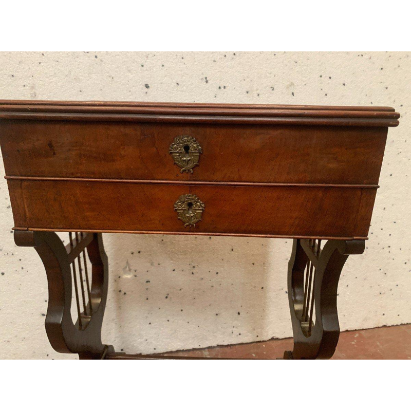 Werktafel van walnoothout en walnootfineer uit de tijd van Napoleon III, 19e eeuw.