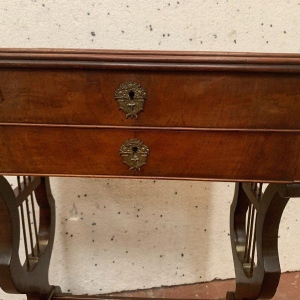 Werktafel van walnoothout en walnootfineer uit de tijd van Napoleon III, 19e eeuw.