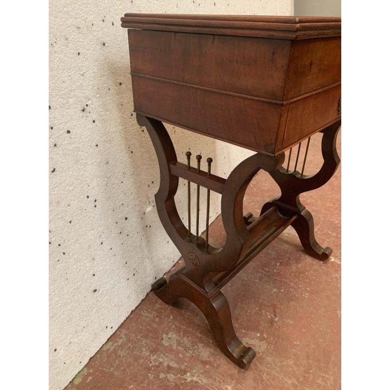 Werktafel van walnoothout en walnootfineer uit de tijd van Napoleon III, 19e eeuw.