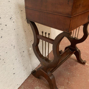 Werktafel van walnoothout en walnootfineer uit de tijd van Napoleon III, 19e eeuw.