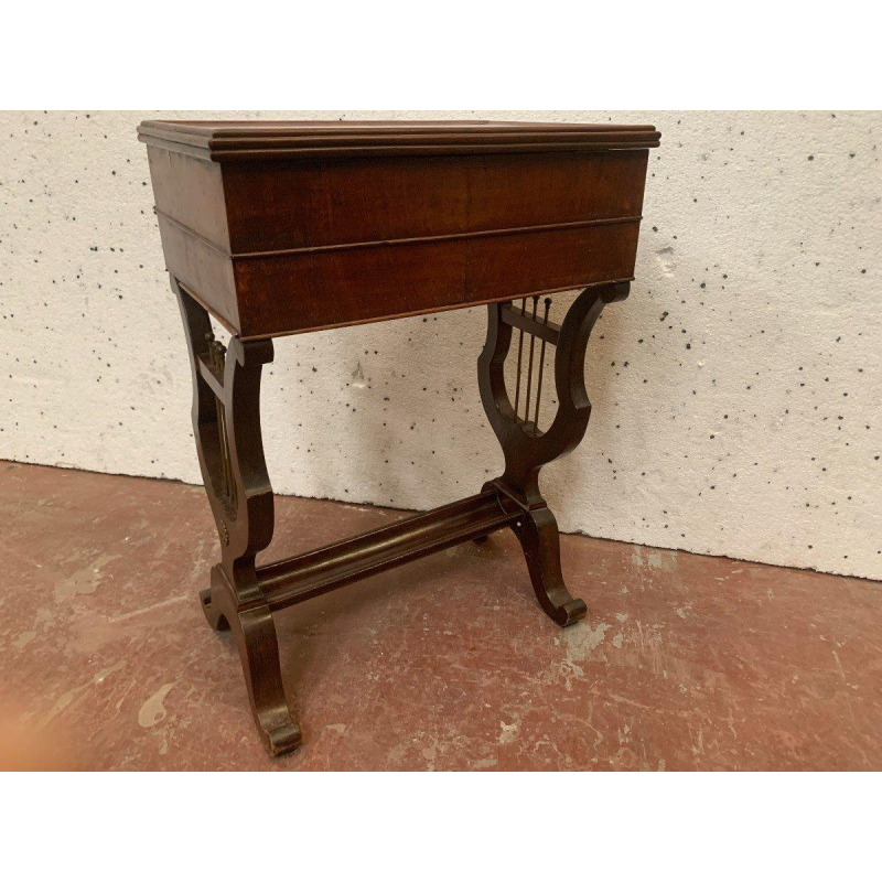 Werktafel van walnoothout en walnootfineer uit de tijd van Napoleon III, 19e eeuw.