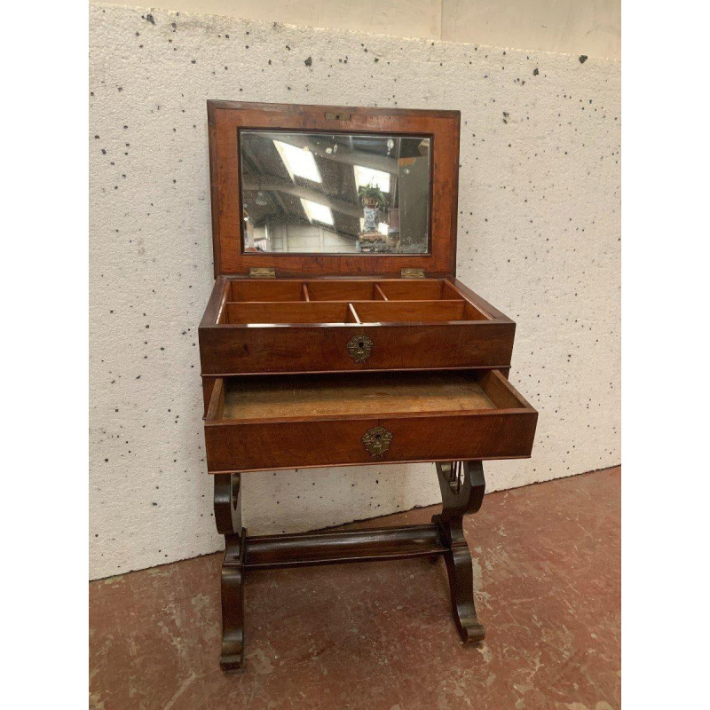 Werktafel van walnoothout en walnootfineer uit de tijd van Napoleon III, 19e eeuw.