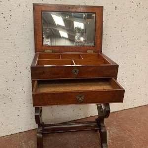 Travailleuse Napoléon III en noyer et placage de noyer, XIX siècle