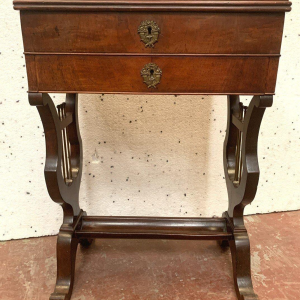 Werktafel van walnoothout en walnootfineer uit de tijd van Napoleon III, 19e eeuw.