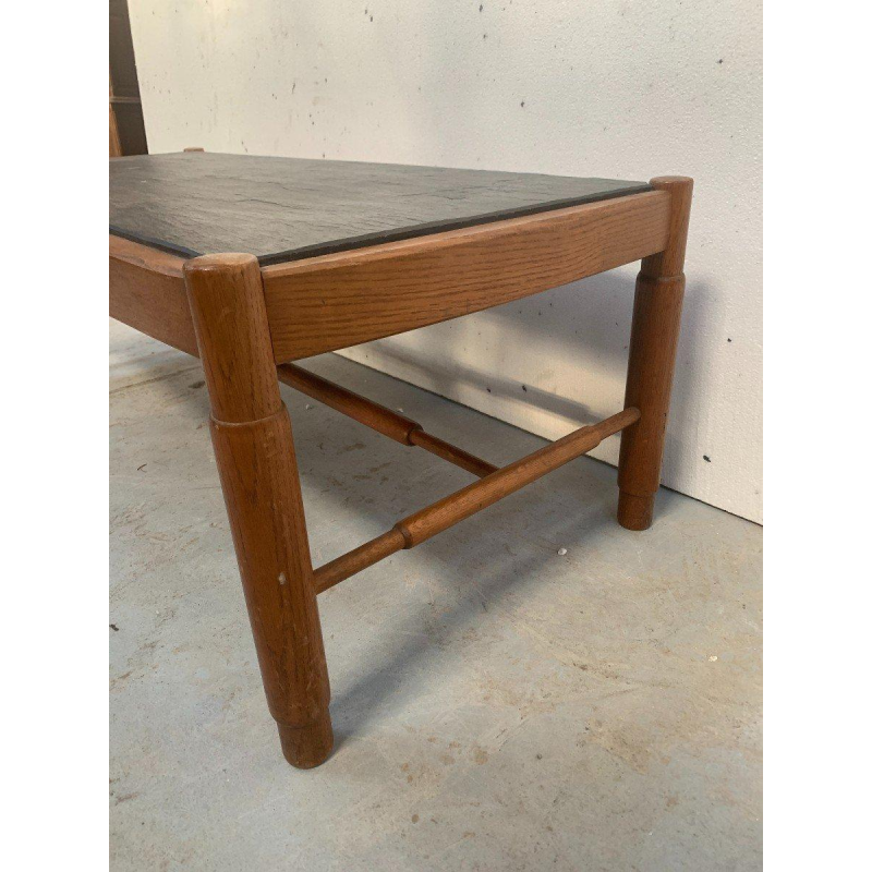 Eikenhouten salontafel met een blad van leisteen, design uit de jaren 70.