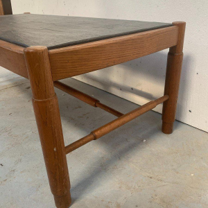 Table basse de salon en chêne, plateau d’ardoise, Design années 1970s