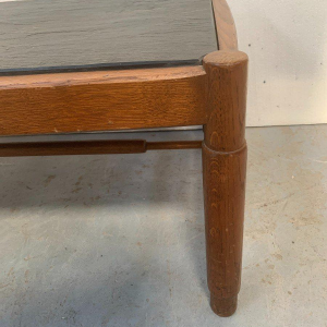 Eikenhouten salontafel met een blad van leisteen, design uit de jaren 70.