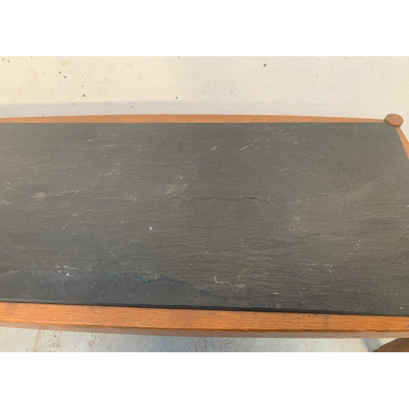 Eikenhouten salontafel met een blad van leisteen, design uit de jaren 70.