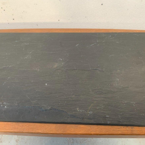 Eikenhouten salontafel met een blad van leisteen, design uit de jaren 70.