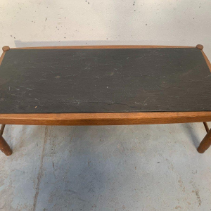 Table basse de salon en chêne, plateau d’ardoise, Design années 1970s