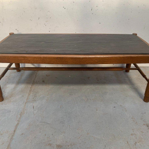 Eikenhouten salontafel met een blad van leisteen, design uit de jaren 70.