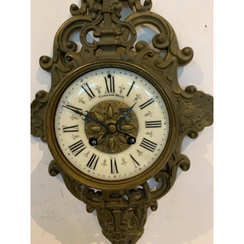 GAILLIAU – NEUT, horloge cartel d’applique, bronze ciselé à décor de mascaron, XIX siècle