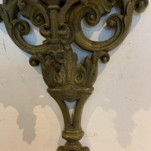 GAILLIAU – NEUT, horloge cartel d’applique, bronze ciselé à décor de mascaron, XIX siècle