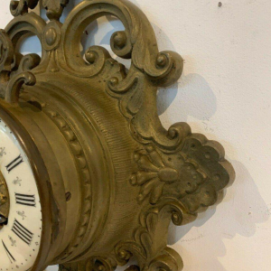 GAILLIAU – NEUTRAAL, wandklok van cartel, gebeiteld brons met mascaronversiering, 19e eeuw