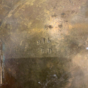 GAILLIAU – NEUTRAAL, wandklok van cartel, gebeiteld brons met mascaronversiering, 19e eeuw