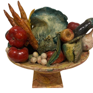 Coupe en trompe-l’œil, vasque en marbre aux fruits et légumes, faïence barbotine, XX siècle