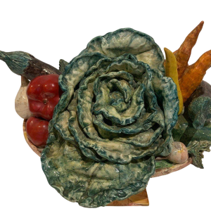 Coupe en trompe-l’œil, vasque en marbre aux fruits et légumes, faïence barbotine, XX siècle