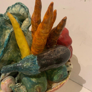 Trompe-l'œil kom, marmeren schaal met fruit en groenten, slipware, 20e eeuw