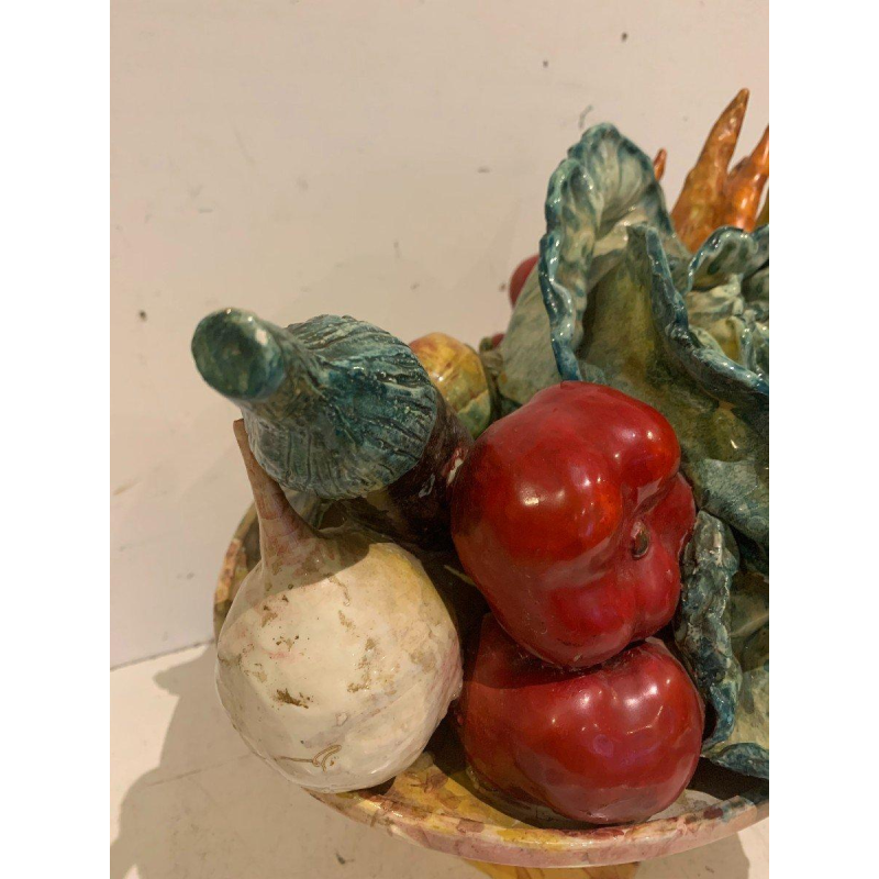 Coupe en trompe-l’œil, vasque en marbre aux fruits et légumes, faïence barbotine, XX siècle