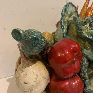 Trompe-l'œil kom, marmeren schaal met fruit en groenten, slipware, 20e eeuw