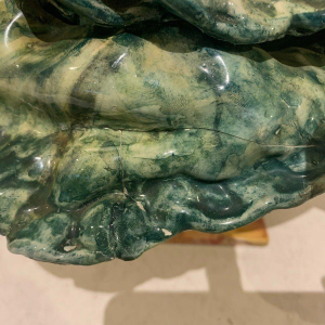 Coupe en trompe-l’œil, vasque en marbre aux fruits et légumes, faïence barbotine, XX siècle