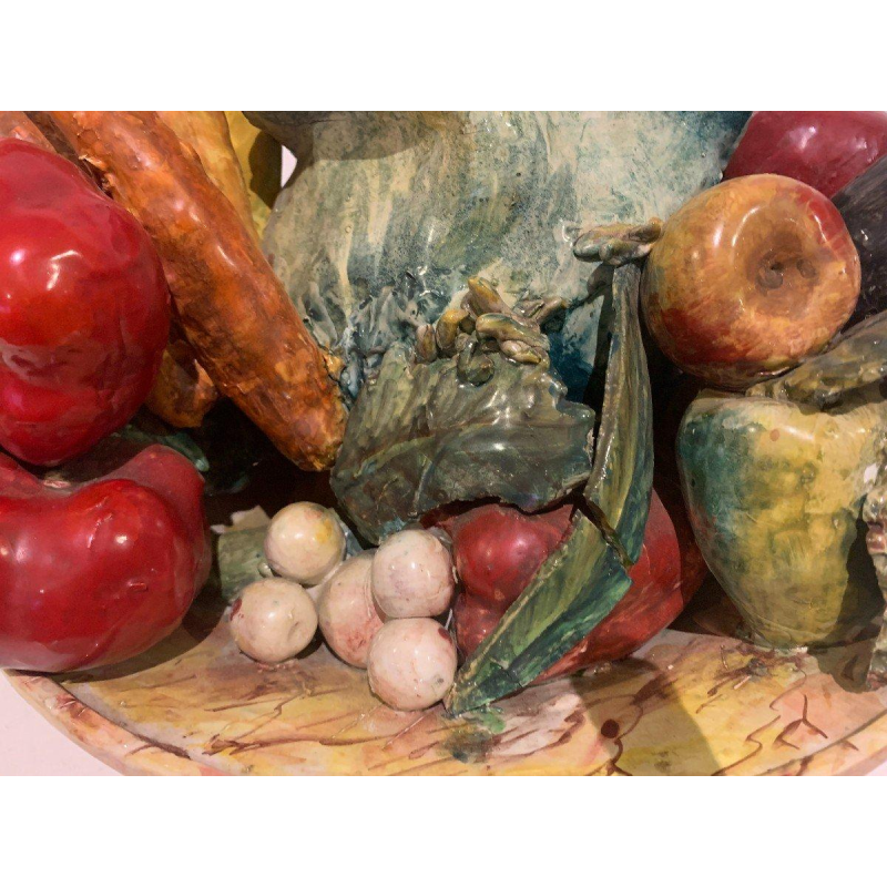 Coupe en trompe-l’œil, vasque en marbre aux fruits et légumes, faïence barbotine, XX siècle