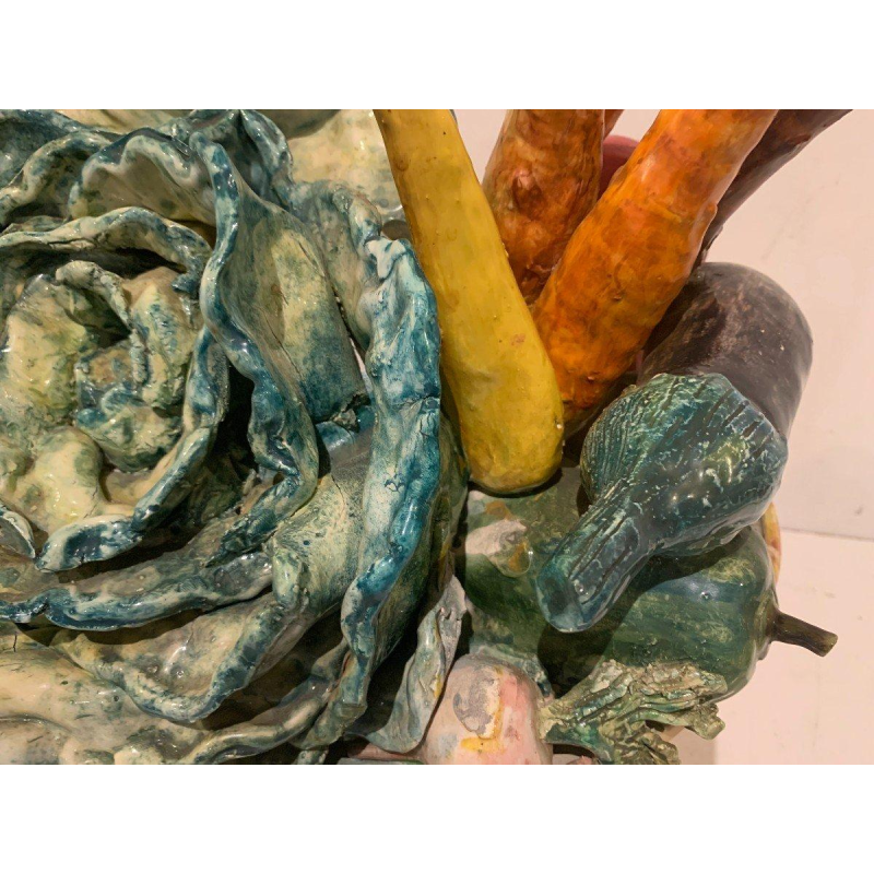 Coupe en trompe-l’œil, vasque en marbre aux fruits et légumes, faïence barbotine, XX siècle