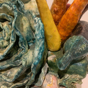 Trompe-l'œil kom, marmeren schaal met fruit en groenten, slipware, 20e eeuw