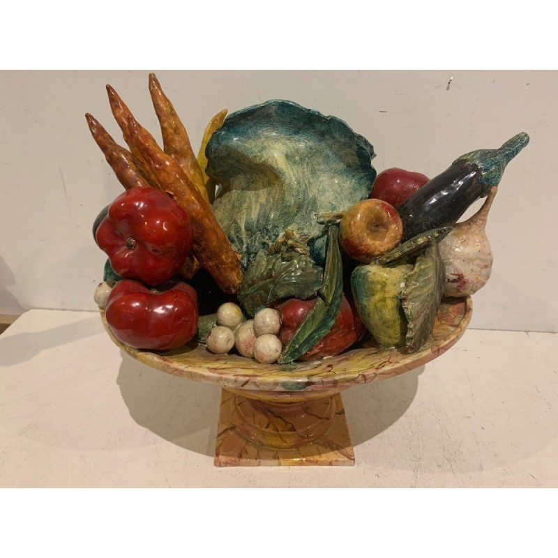 Coupe en trompe-l’œil, vasque en marbre aux fruits et légumes, faïence barbotine, XX siècle