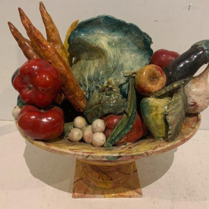 Coupe en trompe-l’œil, vasque en marbre aux fruits et légumes, faïence barbotine, XX siècle