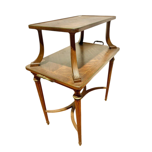 Een mahoniehouten serveertafel in Lodewijk XVI-stijl met twee etages, 19e eeuw.