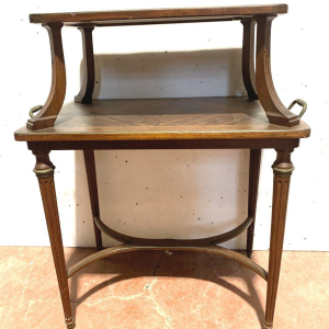 Een mahoniehouten serveertafel in Lodewijk XVI-stijl met twee etages, 19e eeuw.