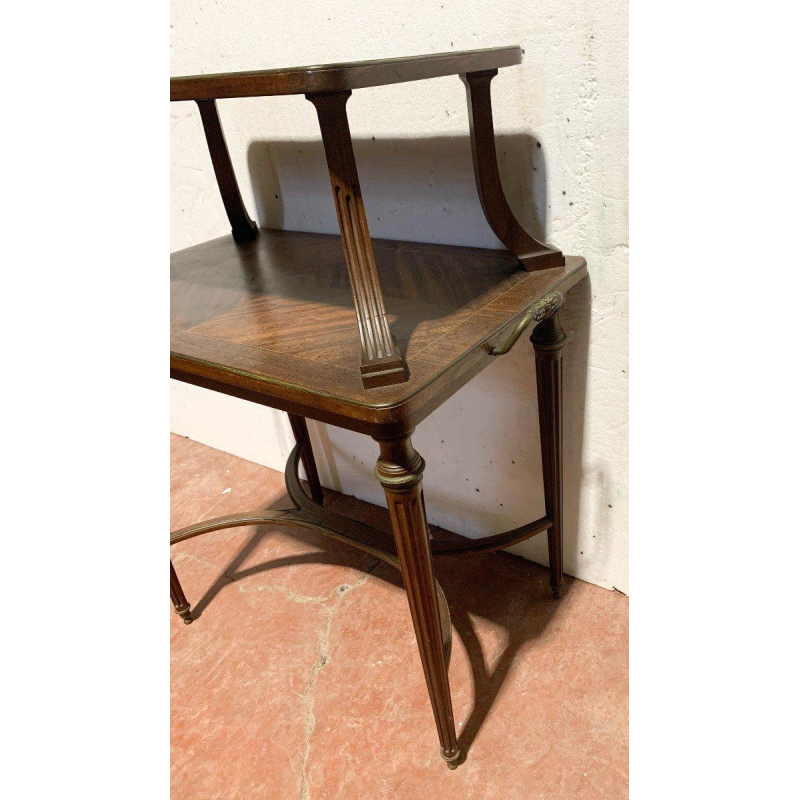 Een mahoniehouten serveertafel in Lodewijk XVI-stijl met twee etages, 19e eeuw.