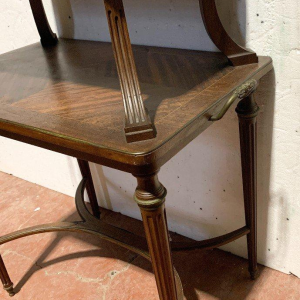 Table desserte à double plateau de style Louis XVI en acajou, XIXᵉ siècle
