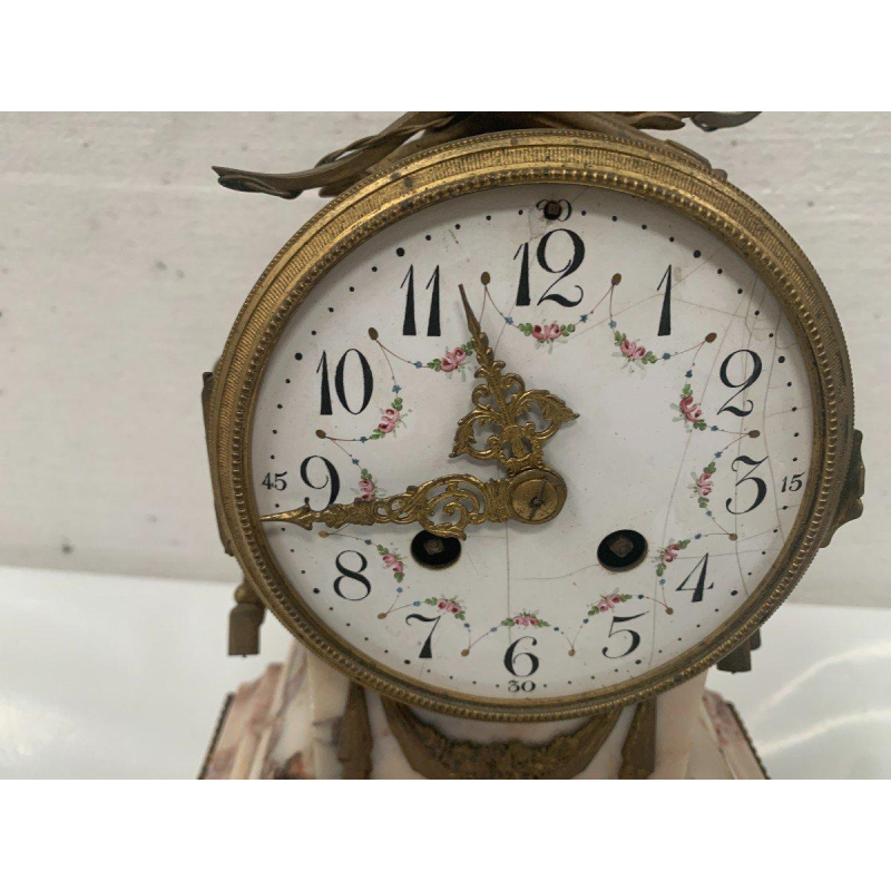Pendule garniture de cheminée trois pièces, de style Louis XVI, marbre et bronze ciselé, début XXe s