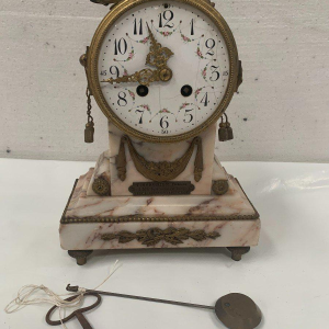 Pendule garniture de cheminée trois pièces, de style Louis XVI, marbre et bronze ciselé, début XXe s