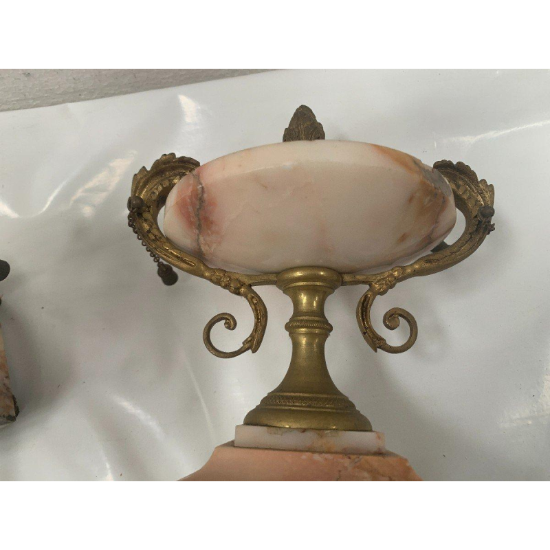 Pendule garniture de cheminée trois pièces, de style Louis XVI, marbre et bronze ciselé, début XXe s