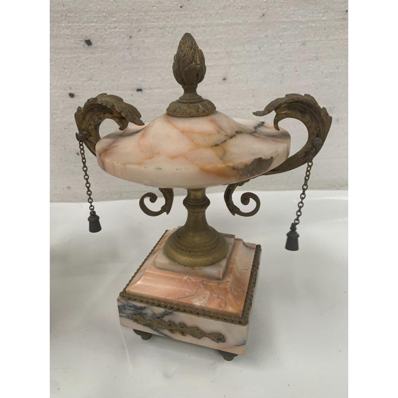 Pendule garniture de cheminée trois pièces, de style Louis XVI, marbre et bronze ciselé, début XXe s