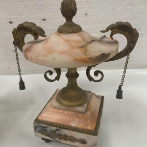 Pendule garniture de cheminée trois pièces, de style Louis XVI, marbre et bronze ciselé, début XXe s