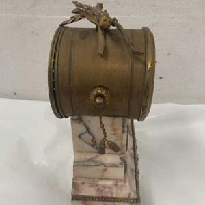 Driedelige schoorsteenklokset, Lodewijk XVI-stijl, marmer en gebeiteld brons, begin 20e eeuw