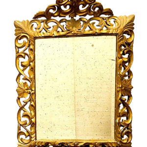 Vergulde houten spiegel met opengewerkt houtsnijwerk uit de tijd van Napoleon III, 19e eeuw.