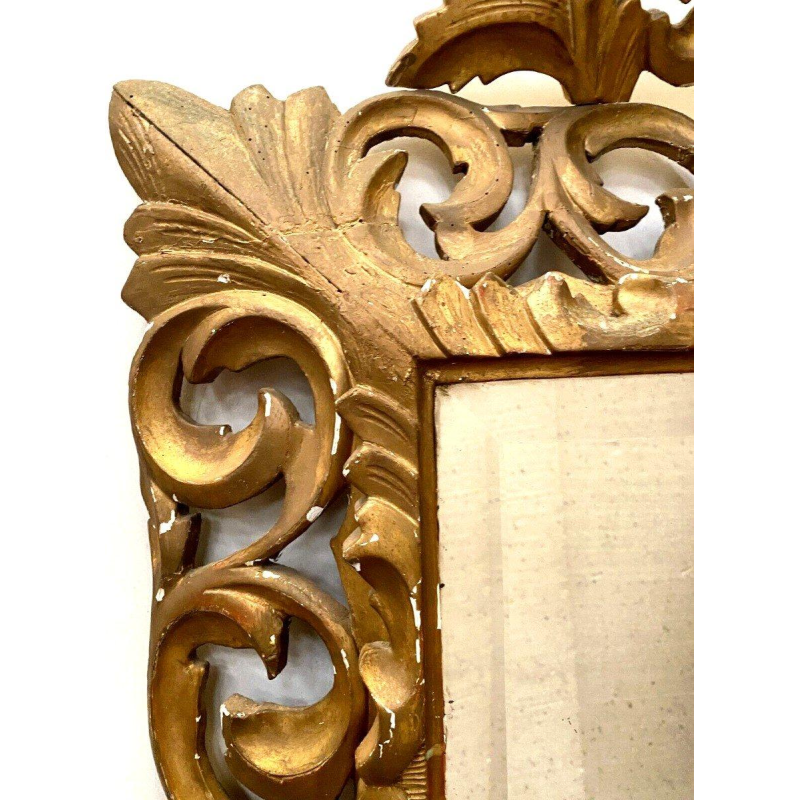 Vergulde houten spiegel met opengewerkt houtsnijwerk uit de tijd van Napoleon III, 19e eeuw.